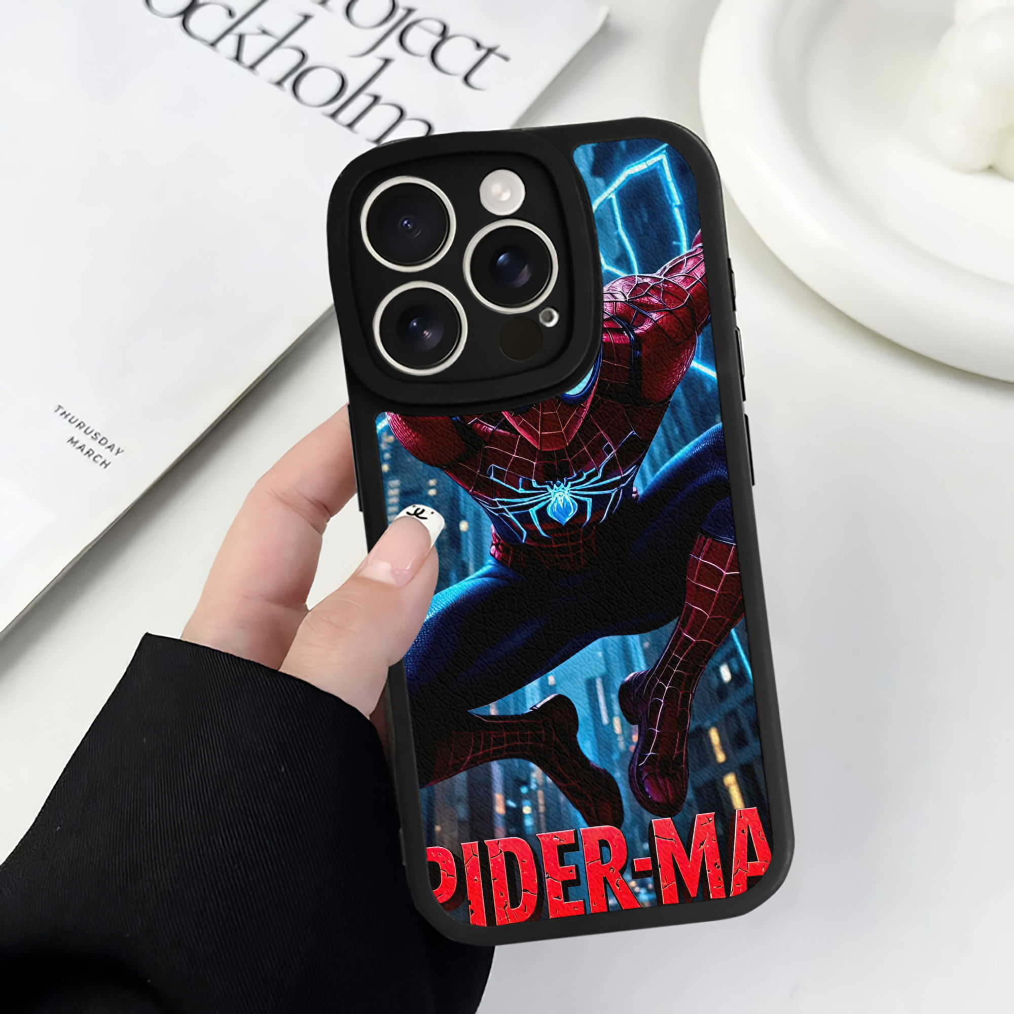 Spider Man スパイダーマン 【iPhone 16シリーズ対応】シリコンスマホケース（レザー調） 材質：シリコン